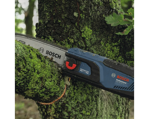 Logo společnosti Bosch. Akumulátorová řetězová pila Bosch prořezává větev pokrytou mechem.
