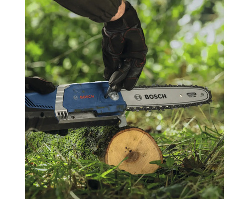 Akumulátorová řetězová pila Bosch v provozu při řezání kmene stromu