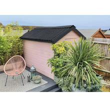 Pohled do zahrady s kůlnou, rostlinami a posezením