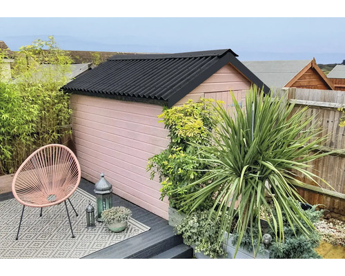 Pohled do zahrady s kůlnou, rostlinami a posezením