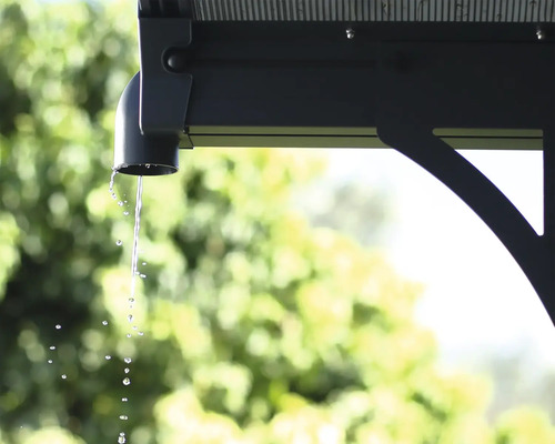 Voda teče ze svodu altánu.