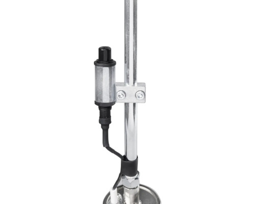 Detailní záběr kovového snímače hladiny.