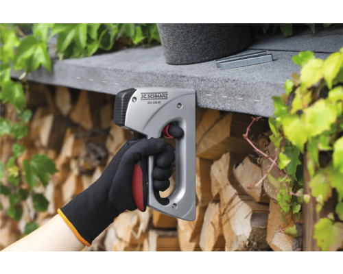 Ruka používá sponkovačku J.C. SCHWARZ k upevnění sponek.