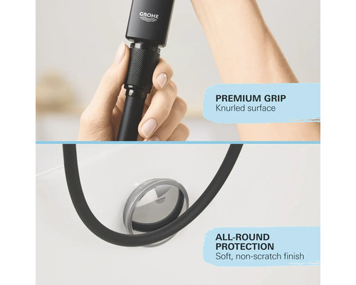 Detailní záběr ruky držící sprchovou hlavici s vroubkovaným povrchem, spolu s ohebnou hadicí a logem Grohe.
