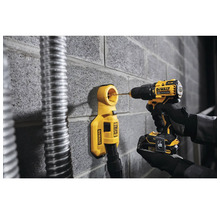 Akumulátorová vrtačka vrtá do zdi s odsáváním prachu