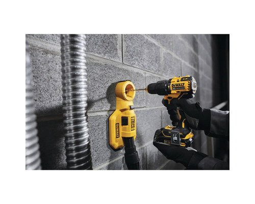 Akumulátorová vrtačka vrtá do zdi s odsáváním prachu