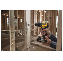 Ruční vrtačka používaná k vrtání otvoru do dřeva