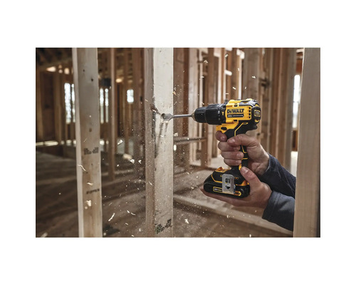 Ruční vrtačka používaná k vrtání otvoru do dřeva