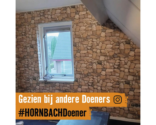 Pokoj s tapetou se vzorem kamene a oknem