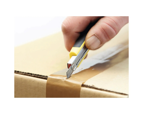 Ruka otevírá balík odlamovacím nožem.