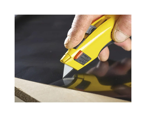 Žlutý řezací nůž řeže fólii