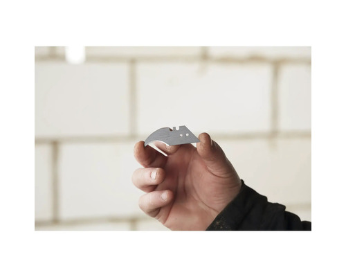 Háková čepel v ruce pro odlamovací nůž