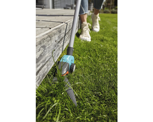 Akumulátorové nůžky na trávu Gardena v provozu na trávníku