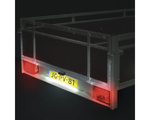 Přívěs se značkou a osvětlením