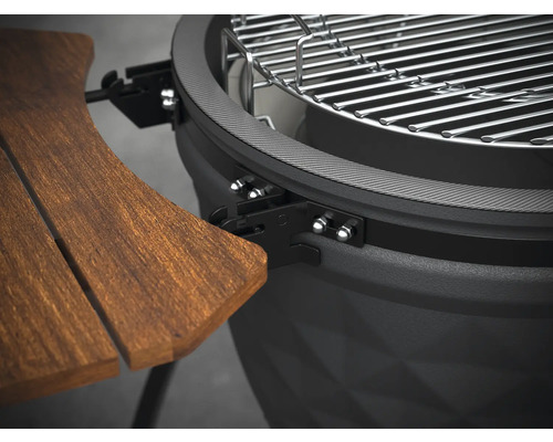 Detailní pohled na gril Kamado s bočním stolkem a grilovacím roštem