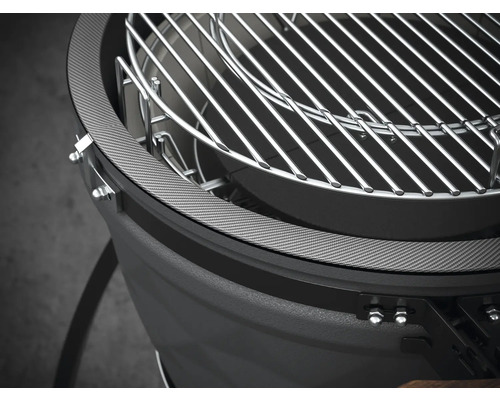 Detailní pohled na kulatý gril s grilovacím roštem