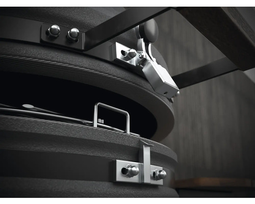 Detailní pohled na černý keramický gril s kovovými prvky