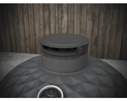 Pohled shora na gril na dřevěné uhlí s ukazatelem teploty.