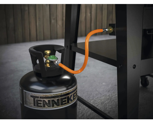Plynová láhev připojená ke grilu