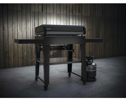 Černý plynový gril s policemi a plynovou lahví