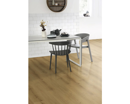 Jídelna s jídelním stolem, židlemi a světlou dřevěnou podlahou