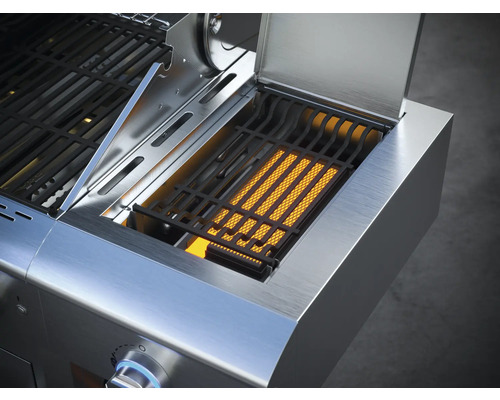 Detail nerezového grilu s otevřeným bočním hořákem