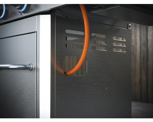 Detail nerezového plynového grilu s plynovou hadicí