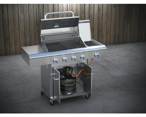 Nerezový plynový gril s otevřeným víkem a plynovou lahví ve spodní skříňce