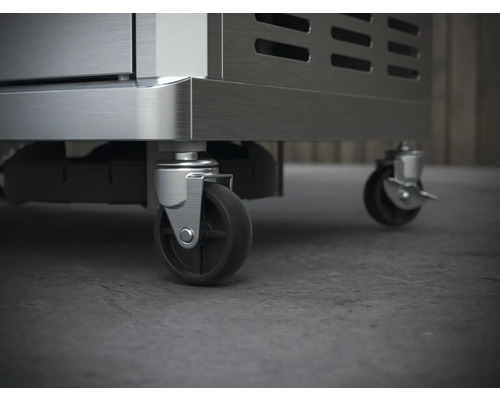 Detailní záběr kovové skříně s kolečky