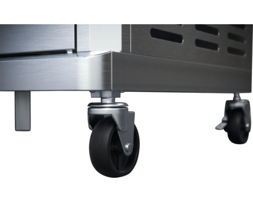 Detailní záběr koleček na skříni z nerezové oceli