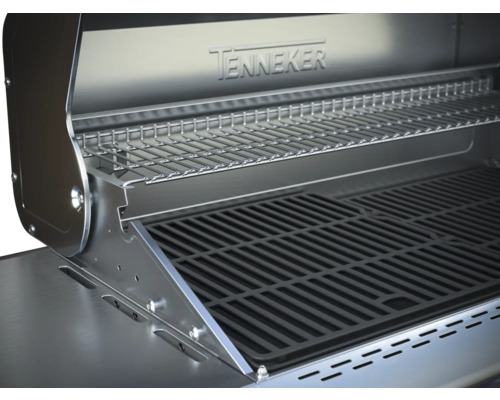 Vnitřní pohled na plynový gril s grilovacím roštem a ohřívacím roštem