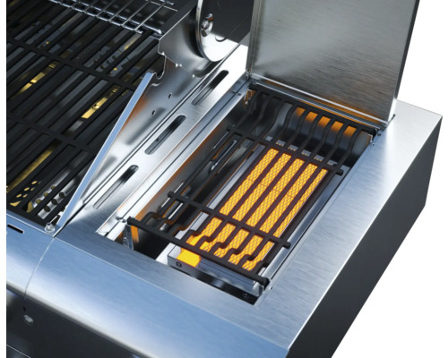 Detailní záběr grilu s otevřeným víkem a grilovacím roštem