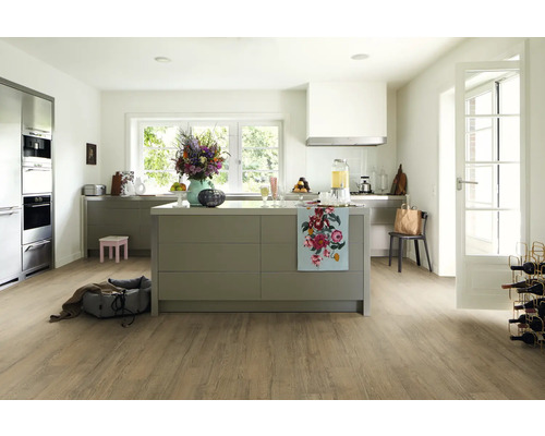 Světlá kuchyně s kuchyňským ostrovem, dřevěnou podlahou a moderními spotřebiči pro stylové prostředí