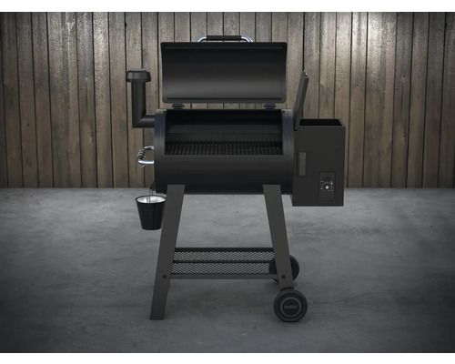 Černý gril na pelety s otevřeným víkem a digitálním ovládáním