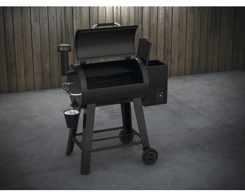 Černý gril na pelety s úložným prostorem a kolečky