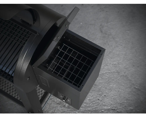 Detailní záběr peletového grilu s vysunutým popelníkem