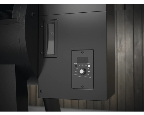 Detailní záběr černého grilu na pelety s regulátorem teploty a průzorem