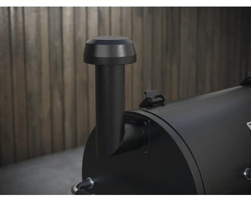 Detailní pohled na odtahový komín černého udírny