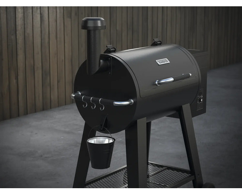 Černý gril na pelety s výfukovou trubkou, rukojetí, háčky a kbelíkem
