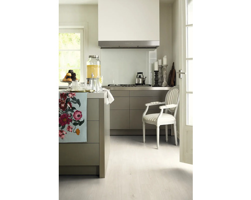 Světlá kuchyně s kuchyňským ostrovem, digestoří a posezením