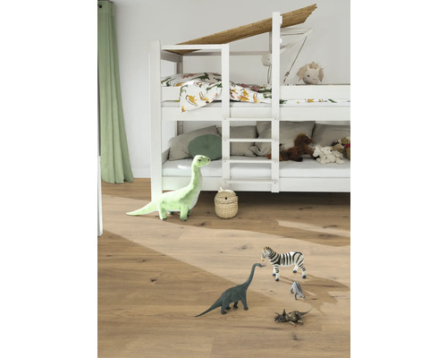 Dětský pokoj s patrovou postelí, žebříkem a figurkami hraček na podlaze.