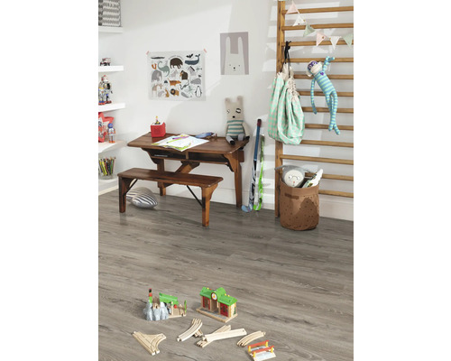 Dětský pokoj s dřevěnou podlahou, psacím stolem a hračkami