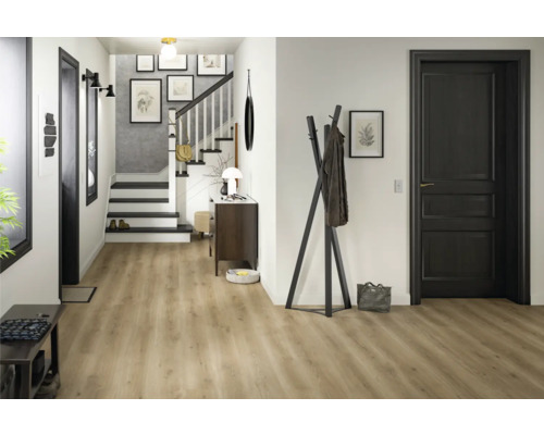 Vstupní prostor se schodištěm, šatnou a světlou dřevěnou podlahou