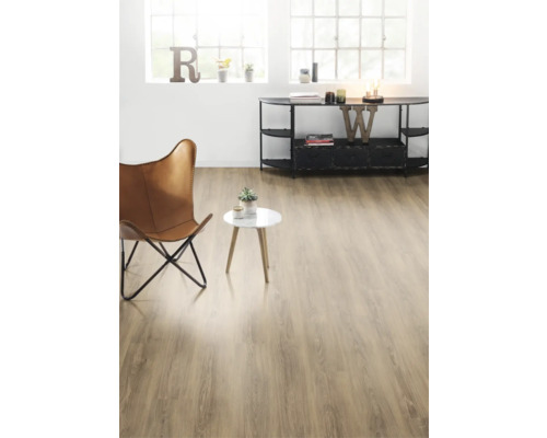 Světlá místnost s laminátovou podlahou, křeslem, odkládacím stolkem a konzolou