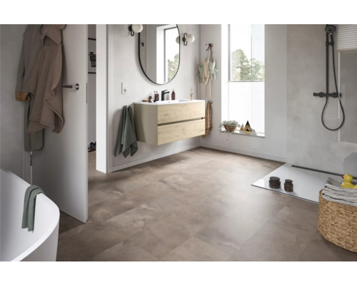 Světlá koupelna s umyvadlem, zrcadlem, sprchou a podlahovými dlaždicemi s kamenným vzhledem