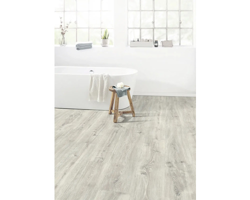 Světlá koupelna s volně stojící vanou a podlahou se vzhledem dřeva