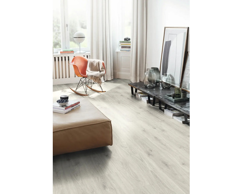 Světlý obývací pokoj s laminátovou podlahou, křeslem a pohovkou