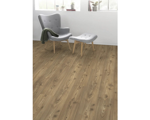 Obývací pokoj s laminátovou podlahou se vzhledem dřeva, křeslem a podnožkou