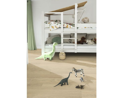 Dětský pokoj s palandou a figurkami hraček