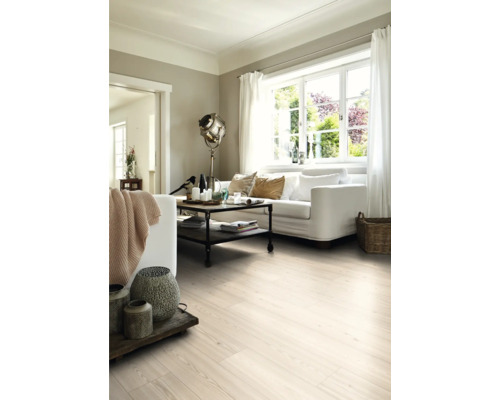 Světlý obývací pokoj s dřevěnou podlahou, pohovkou a oknem